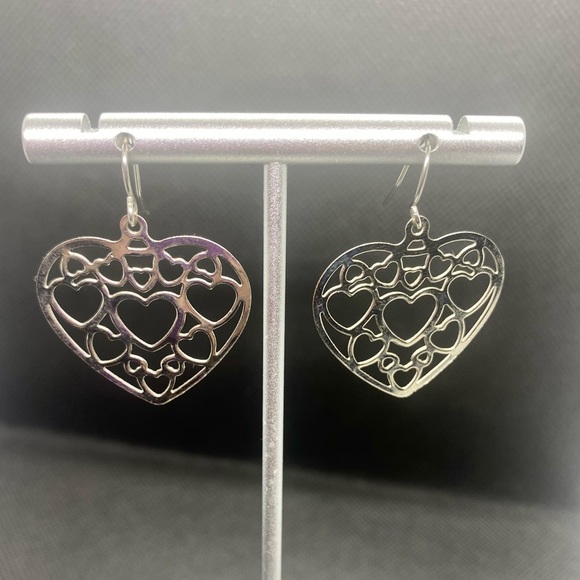 🔴 Silver tone Heart Filigree Hook Earrings - Picture 3 of 4